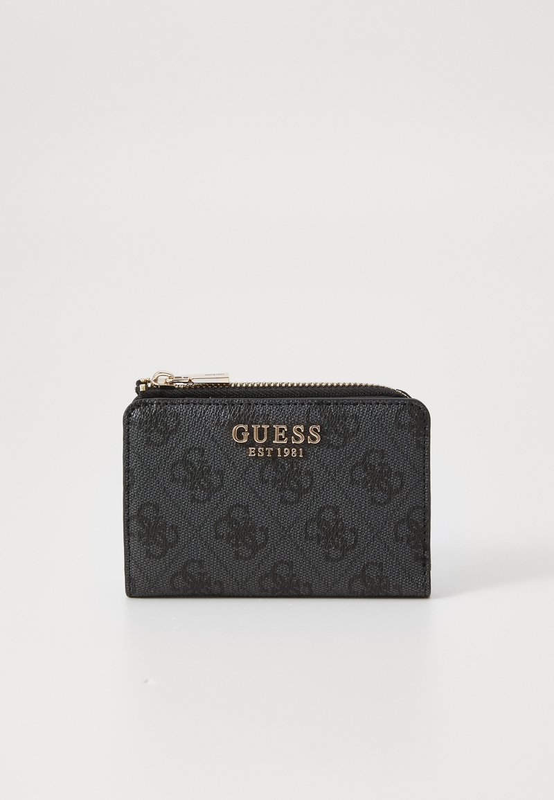 Portefeuille noir texturé avec quincaillerie dorée et logo en relief. Dispose d'une fermeture éclair et d'une forme rectangulaire compacte.