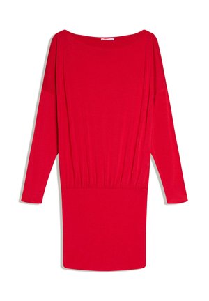 Helles rotes Kleid mit langen Ärmeln, Bootsausschnitt und geraffter Taillendetail, flach auf einem weißen Hintergrund liegend dargestellt.