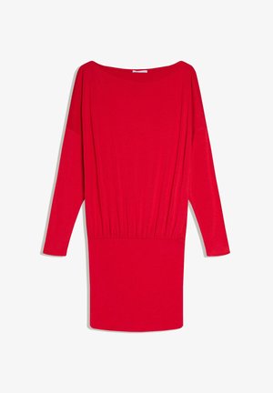 Vestito lungo a maniche lunghe di un rosso acceso con scollo a barca e dettaglio vita arricciata, presentato disteso su uno sfondo bianco.