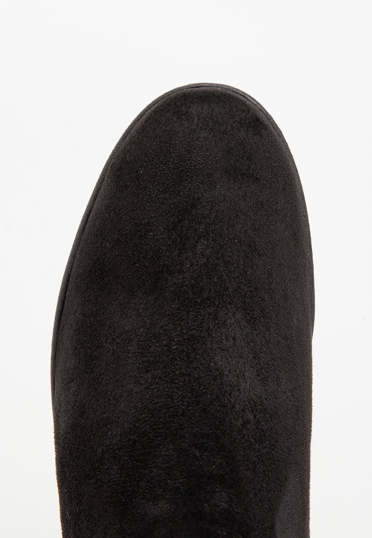 Schwarze Wildleder-Ankle-Boots mit runder Zehenform und glatter Textur, einem niedrigen Absatz und minimalen Nähdetails.