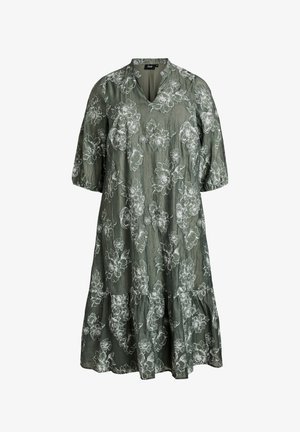 Grøn midi-kjole med hvidt blomsterprint, V-hals, pufærmer til albuen og en rynket, lagdelt kant.