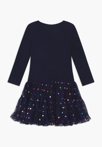 Námořnické šaty s dlouhým rukávem s vrstvenou tylovou sukní zdobenou vícebarevnými puntíky, s hladkým topem a texturovaným spodním dílem.
