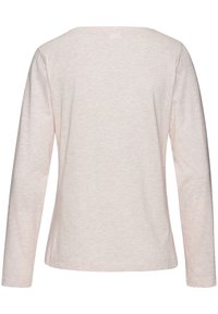 Langärmliges, hellrosa Shirt aus einem glatten, weichen Material mit einem runden Auschnitt und einem schlichten, minimalistischen Design.