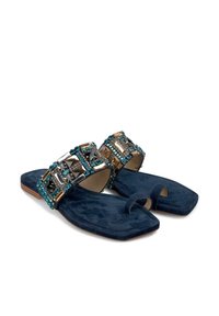 Sandalias planas azul marino con un acabado de ante texturizado, que presentan una correa decorativa de cuentas con varios colores de joyas y acentos metálicos.