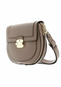 Borsa a tracolla in pelle taupe con pattina curva, chiusura in tono oro e tracolla regolabile con dettagli in catena.