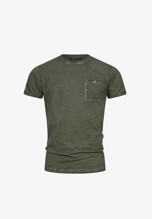 Olivgrön t-shirt med kort ärm och rundhals, med en liten bröstficka och en enda brun knapp på fickan.