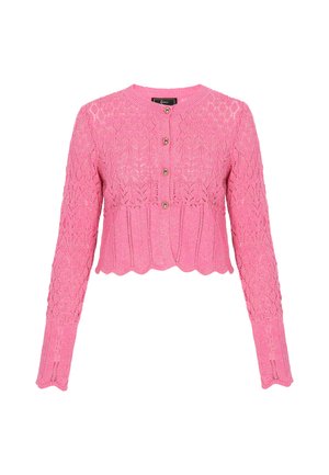 Cardigan long rose à manches longues en tricot avec ourlet festonné, motif en dentelle florale, encolure ronde et cinq boutons métalliques sur le devant.