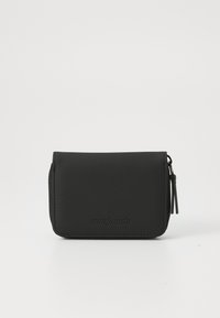 Portefeuille noir en matériau synthétique lisse, présentant un design à rabat, une fermeture zippée, et un logo embossé à l'avant.