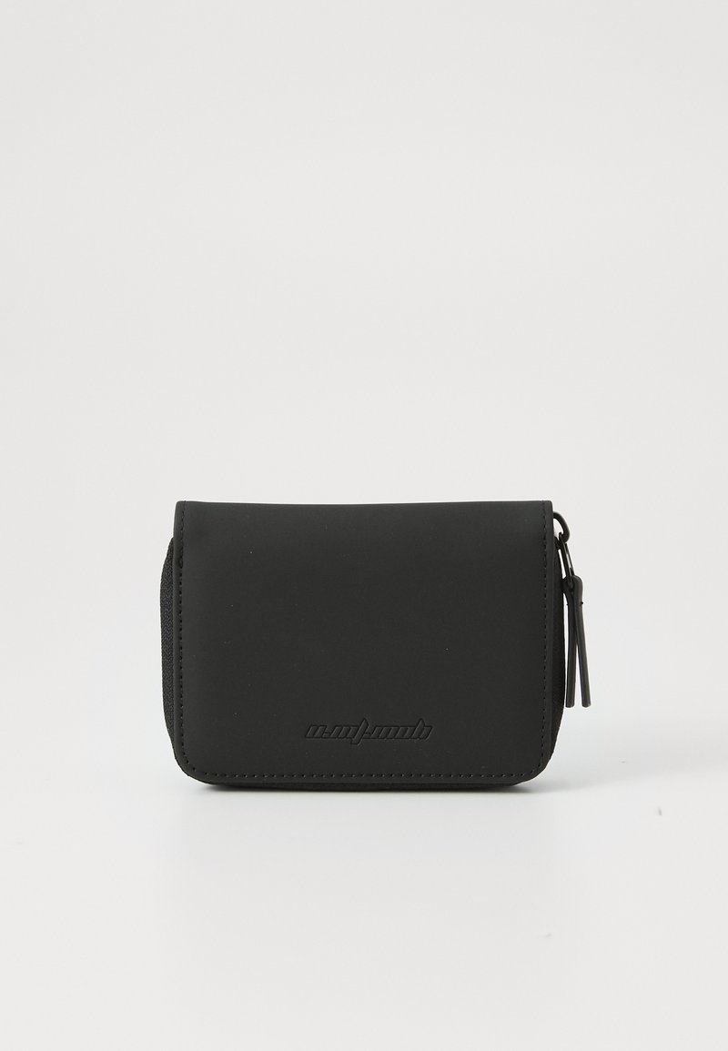 Cartera negra hecha de material sintético liso, con un diseño de pliegue, cierre de cremallera y logo grabado en la parte frontal.
