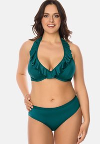 Teal bikini set met een halternek top met ruches, een diepe V-hals, en bijpassende hooggetailleerde onderkant, gemaakt van gladde stof.