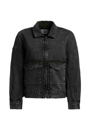 Jachetă din denim negru cu fermoar frontal, două buzunare mari cu clapetă, mâneci lungi și guler întins.