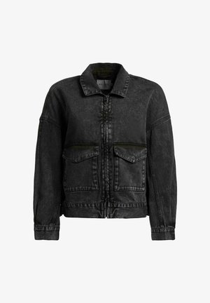 Jachetă din denim negru cu fermoar frontal, două buzunare mari cu clapetă, mâneci lungi și guler întins.