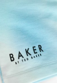 Tejido de un degradado azul claro con un acabado texturizado. El texto del logo en negro "BAKER by TED BAKER" se muestra de manera destacada.