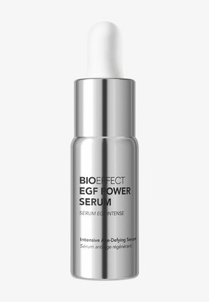 Silberne Tropfflasche mit der Aufschrift BIOEFFECT EGF POWER SERUM, Intensives Anti-Age-Serum, mit weißem Gummideckel vor weißem Hintergrund.