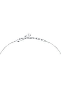 Bracciale in argento con una combinazione di piccoli anelli e un gancio a moschettone. Presenta un ciondolo rettangolare con incisione del logo.