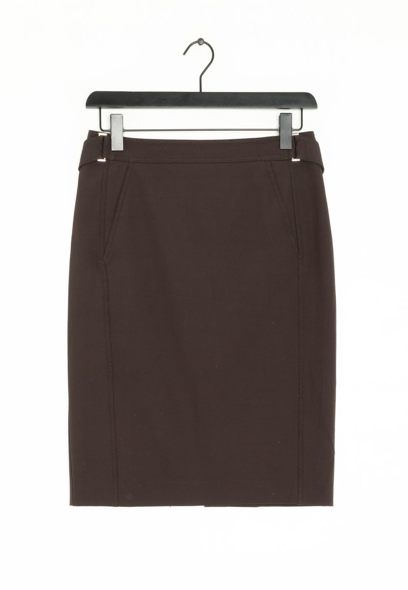 Jupe crayon marron foncé longueur genou avec coutures latérales et petit détail de ceinture sur un cintre noir sur fond blanc.