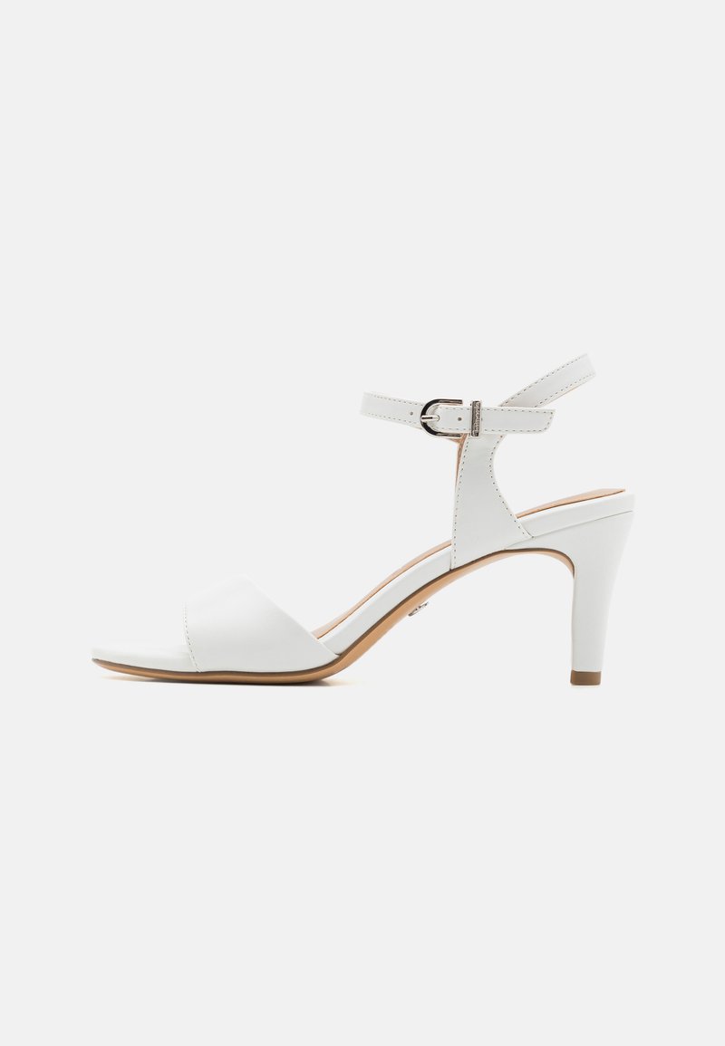 Weiße Leder-High-Heel-Sandalen mit offenem Zehenbereich, verstellbarem Knöchelriemen mit Schnalle und schlankem Absatz, die eine glatte Oberfläche präsentieren.