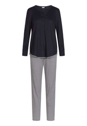 Marineblaues Langarmoberteil mit Henley-Ausschnitt und drei Knöpfen, kombiniert mit gemusterten grauen Schlafanzughosen mit kleinem schwarzem geometrischem Muster.