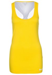 Top sin mangas amarillo hecho de una tela suave, con un escote profundo en forma de U y un diseño de espalda cruzada. Logo de la marca en el dobladillo.