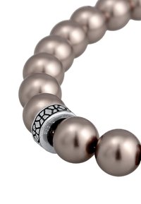 Armband av bruna pärlor har släta, rundade pärlor med metallic sken, accentuerad av en silverberlock med en texturerad design.