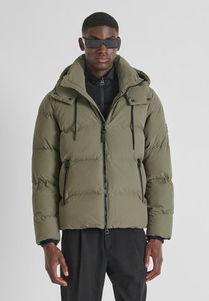 Olivgrüne Daunenjacke mit Reißverschluss und Druckknopfverschluss, verstellbarer Kapuze und zwei Reißverschlusstaschen auf der Vorderseite. Strukturierter, isolierter Stoff.