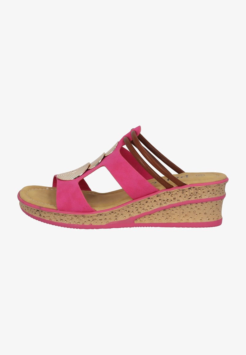 Roze wedge sandalen met open teen ontwerp, een suède-achtige bovenkant, gevlochten accenten en een gestructureerde kurken zool. Bruine bandjes bieden ondersteuning.