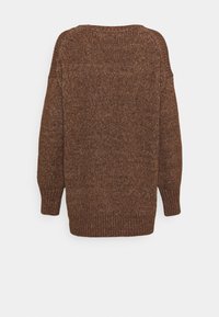 Maglione lavorato a maglia marrone con una vestibilità ampia, polsini a coste e un ampio scollo. Il tessuto testurizzato presenta tonalità diverse per un interesse visivo.