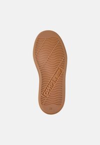 Sole in gomma marrone con motivi a onda testurizzati, presenta il logo "CAMper" impresso e la taglia "28" sul fondo. Design piatto e liscio.