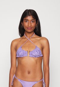 Top de bikini roxo com bordas franzidas e detalhes em ouro ao centro, apresentando alças ajustáveis no pescoço e nos lados para um ajuste personalizável.