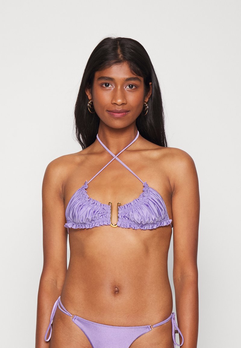 Top de bikini roxo com bordas franzidas e detalhes em ouro ao centro, apresentando alças ajustáveis no pescoço e nos lados para um ajuste personalizável.
