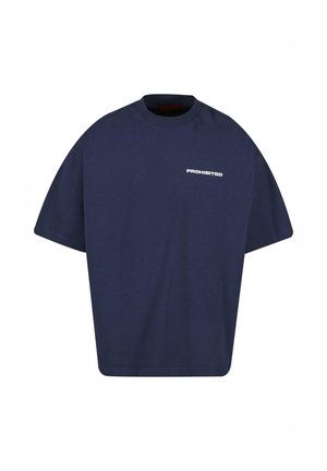 Tamno plavi oversize majica od pamuka, s okruglim izrezom i bijelim otisnutim riječima "ZABRANJENO" sprijeda.