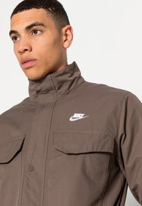 Nike Sportswear Casaco de verão - ironstone/white