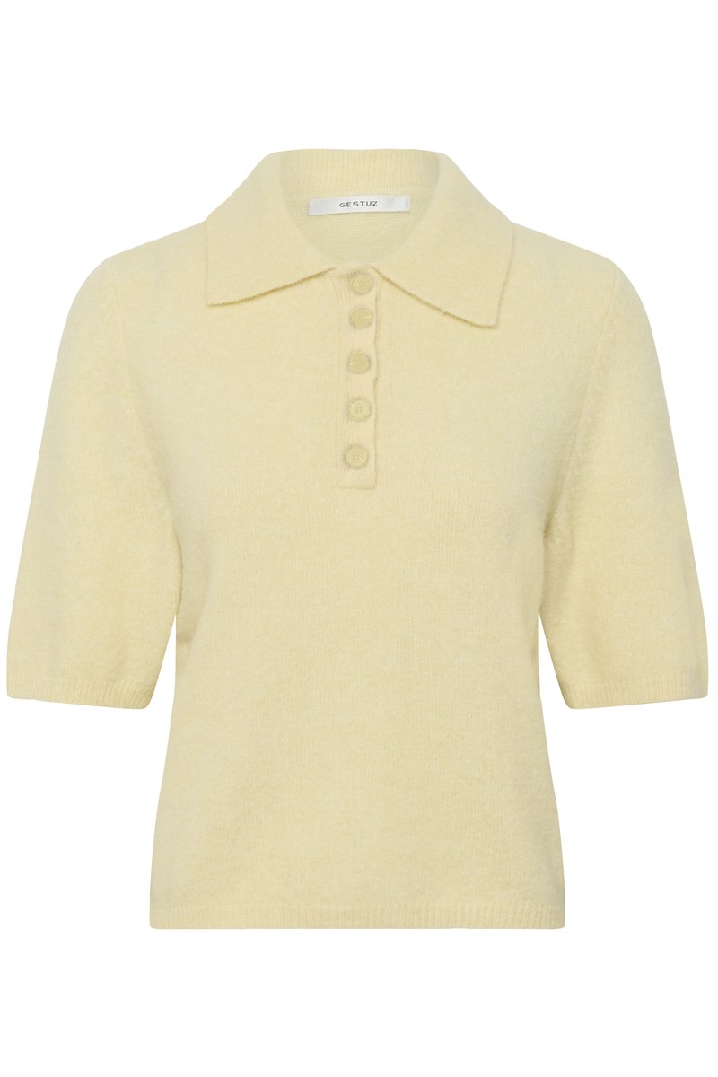 Polo en maille à manches courtes de couleur jaune pâle avec un col pointu et cinq boutons assortis sur la patte de boutonnage avant.