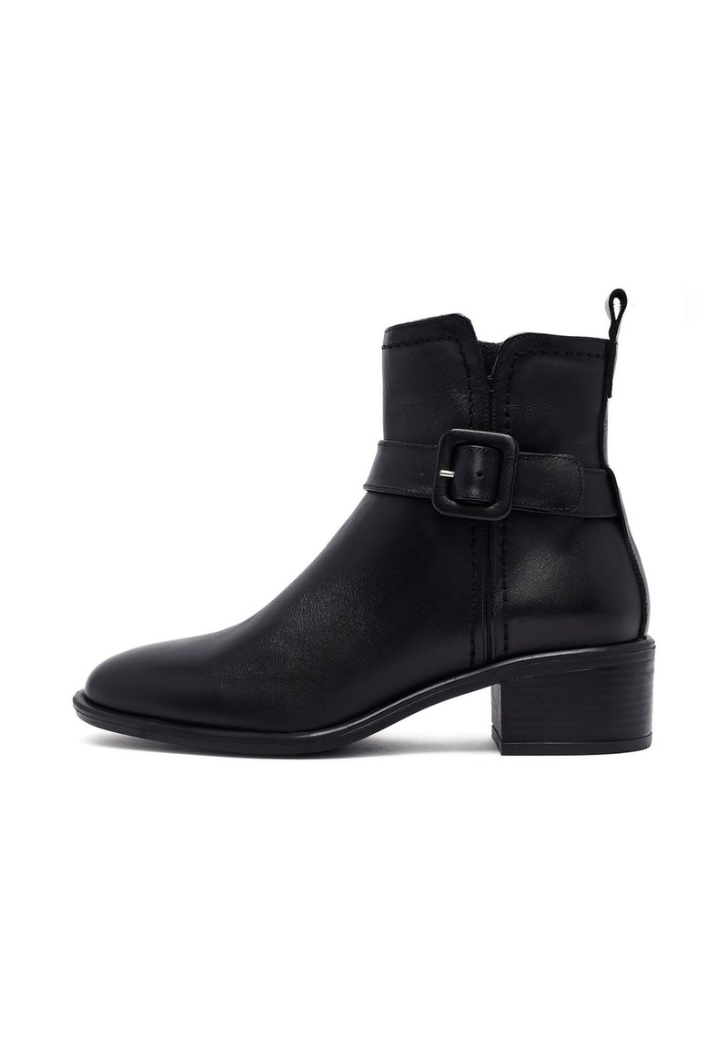 Bottines en cuir noir avec un bout rond, une fermeture éclair sur le côté et une accent de boucle sur la sangle au-dessus de la cheville. Talon bas empilé.