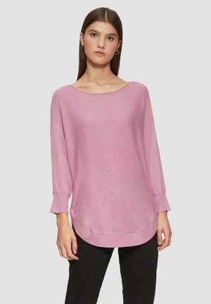 Haut rose clair à manches longues avec un col arrondi et un ourlet courbé. Fabriqué à partir d'un tissu doux et texturé ; présente une coupe ample et des poignets côtelés.