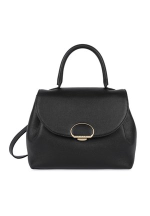 Sac à main en cuir noir texturé avec rabat arrondi, poignée unique sur le dessus, bandoulière amovible et fermeture à boucle ovale dorée au centre devant.