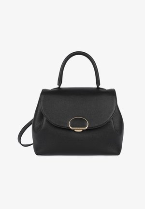 Sac à main en cuir noir texturé avec rabat arrondi, poignée unique sur le dessus, bandoulière amovible et fermeture à boucle ovale dorée au centre devant.