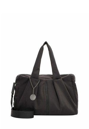 Sac en tissu noir avec deux poignées, fermeture zippée et plis sur le devant. Il dispose d'une bandoulière détachable et d'une étiquette en métal ronde. Texture lisse.