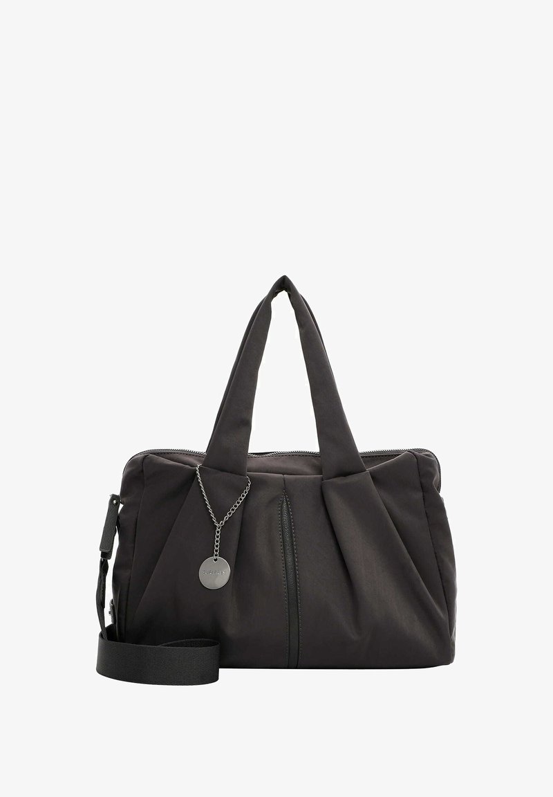 Schwarze Stofftasche mit zwei Henkeln, Reißverschlussverschluss und Vorderfalten. Verfügt über einen abnehmbaren Riemen und einen runden Metallanhänger. Glatte Textur.