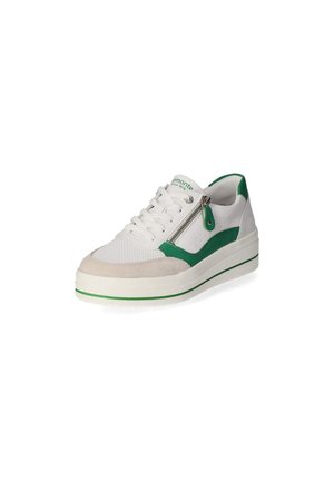 Baskets blanches avec des accents verts et un bout en daim gris. Présente un dessus texturé et une fermeture éclair sur le côté. Semelle épaisse blanche avec un contour vert.