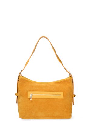 Sac d'épaule en daim jaune moutarde avec une bandoulière unique et une poche avant zippée horizontalement avec une tirette de fermeture éclair argentée.