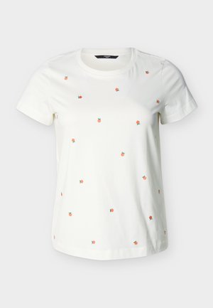 Wit T-shirt met korte mouwen, kleine verspreide oranje fruitborduursels en een ronde hals op een effen achtergrond.