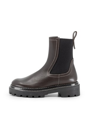 Braune Leder-Ankle-Boots mit elastischen Seiteneinsätzen, gesteppten Akzenten und einer dicken schwarzen Gummisohle mit einem rutschfesten Muster.