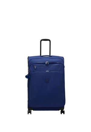 Valise souple bleue avec poches avant, poignée extensible et quatre roulettes, debout sur fond blanc.
