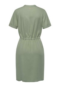 Robe à manches courtes en tissu vert clair avec une coupe décontractée, mettant en avant une taille froncée et un col rond simple.