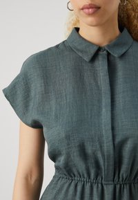 Vero Moda VMMELONY SHORT DRESS - Abito a camicia - balsam green