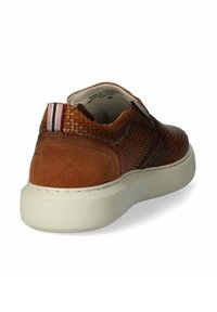 Sneaker in pelle intrecciata marrone con tallone in suede e suola in gomma crema. Presenta un accento a strisce sul retro e un collo imbottito.