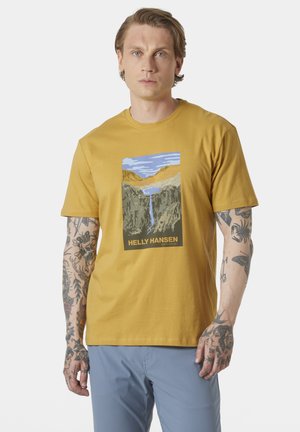 Mosterdgele t-shirt met een grafisch ontwerp van een berglandschap. Heeft korte mouwen en een ronde halslijn. Gemaakt van katoen; casual ontwerp.