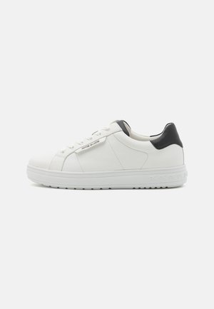 Sneakers - white