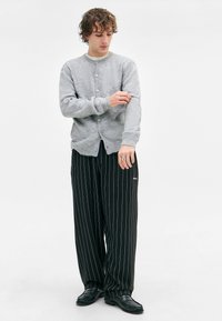 iets frans... HARRI PINSTRIPE UNISEX - Jogginghose - black